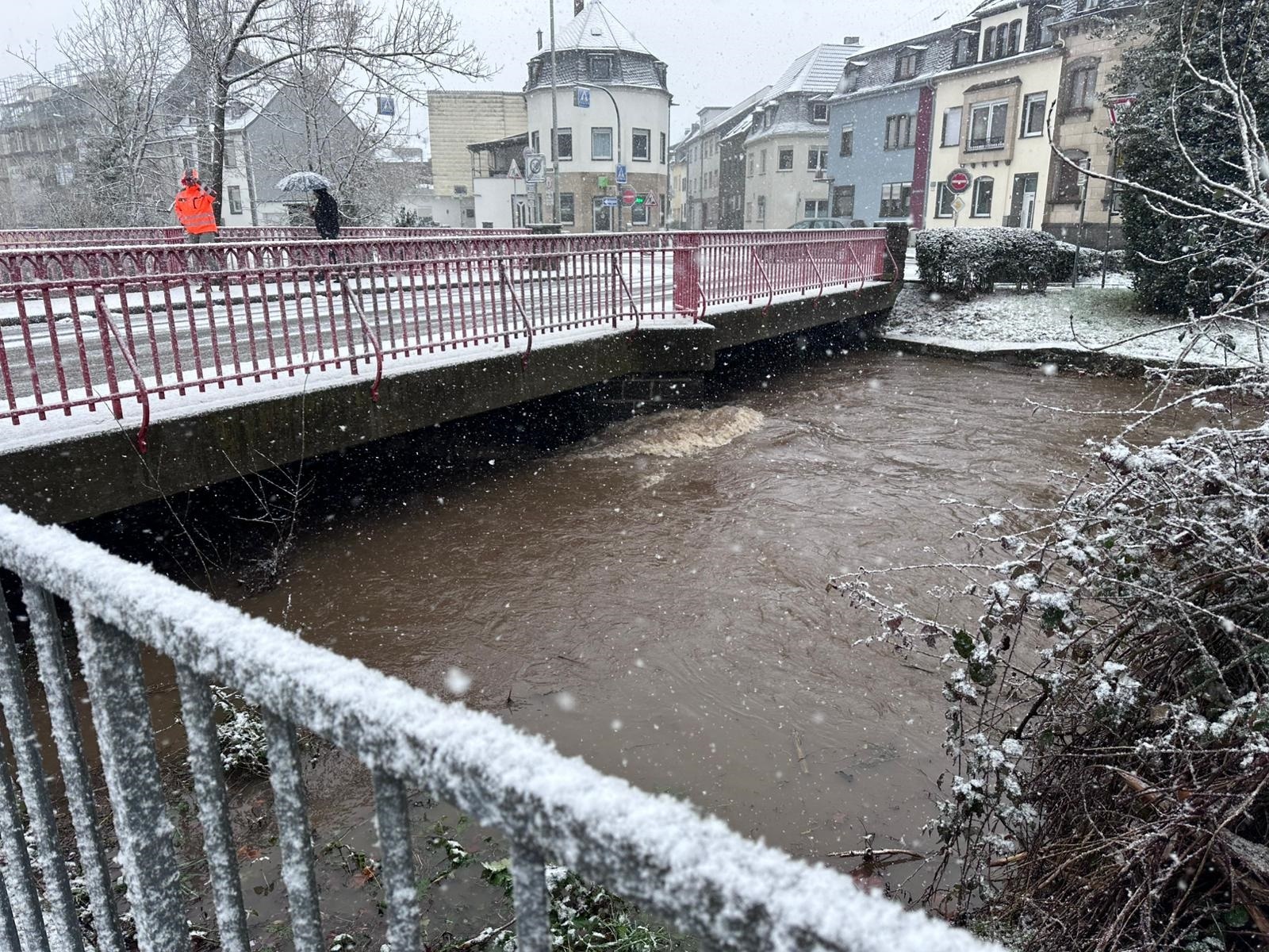 Die Nette im Bereich der roten Brücke (Bachstraße/Uferstraße) heute Mittag
