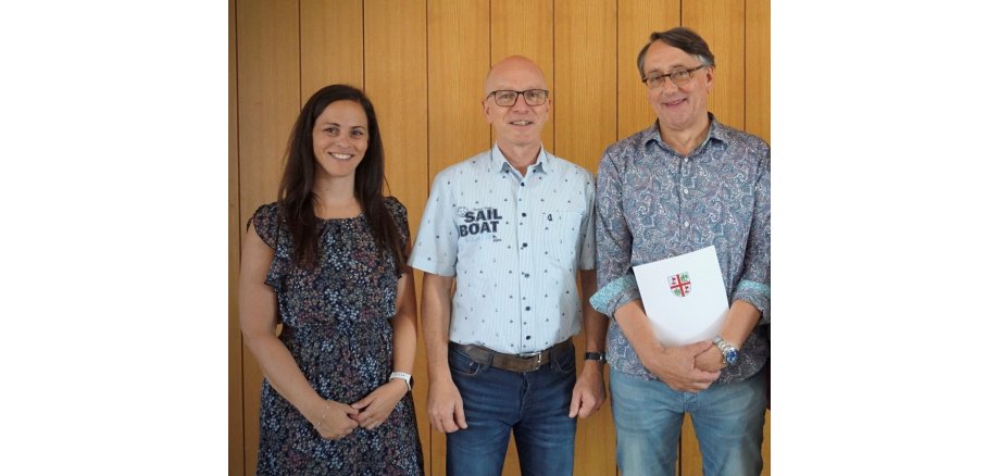v.l.n.r.: Jasmin Alter, Oberbürgermeister Dirk Meid und Axel Spitzlei 3 Personen stehen zusammen, einer davon hält eine Urkunde in den Händen