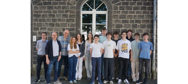 Gruppenfoto vor dem Eifelarchiv