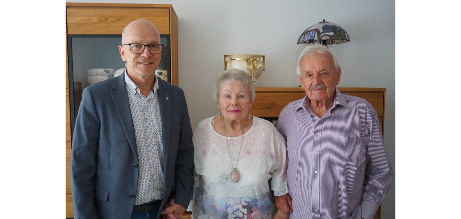 Oberbürgermeister Dirk Meid (links) mit Brunhilde und Georg Schwager