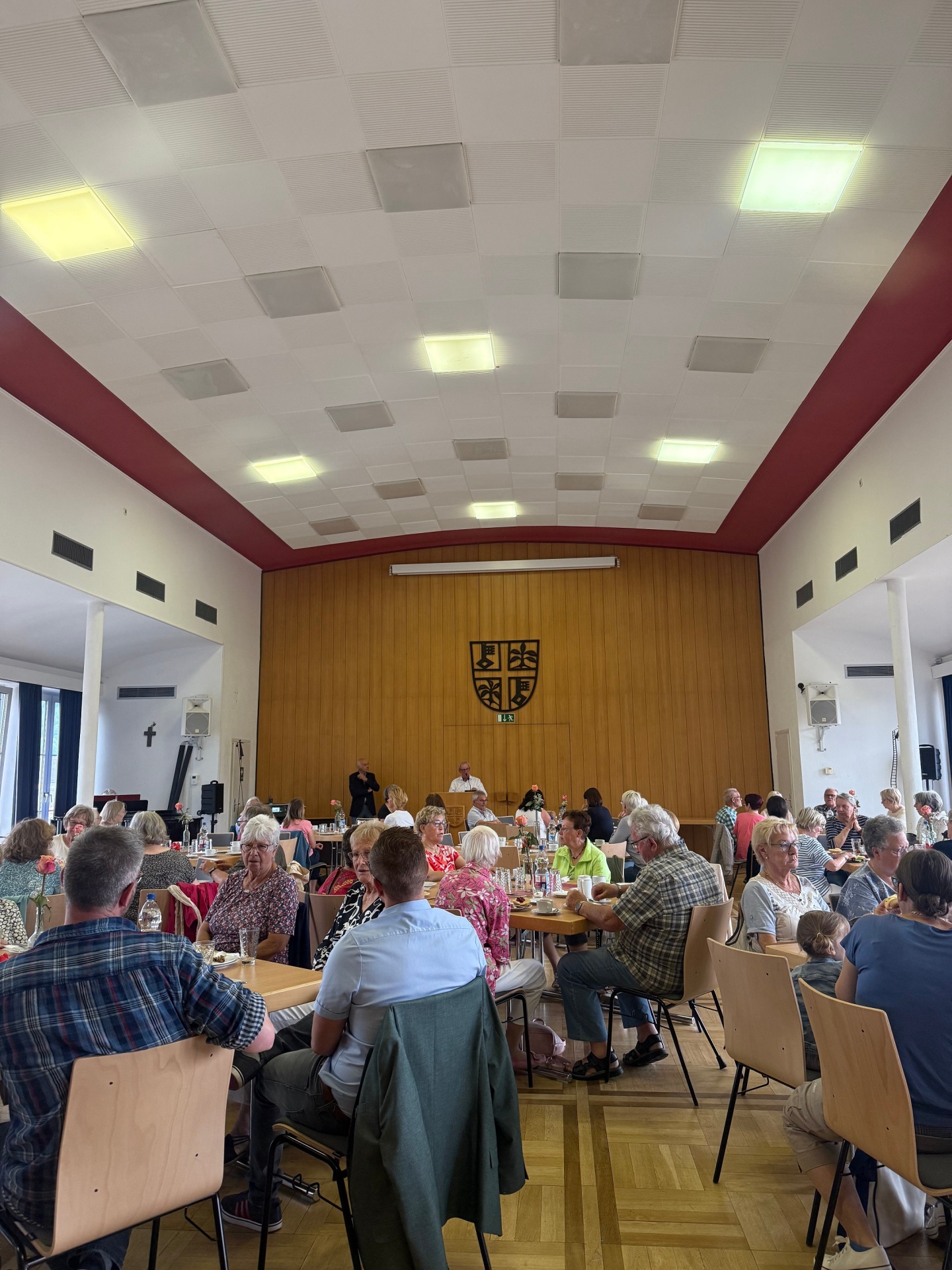 Viele Menschen fanden zum diesjährigen Frühstück den Weg ins Mayener Rathaus Ein voll besetzter Sitzungssaal