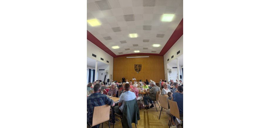 Viele Menschen fanden zum diesjährigen Frühstück den Weg ins Mayener Rathaus Ein voll besetzter Sitzungssaal