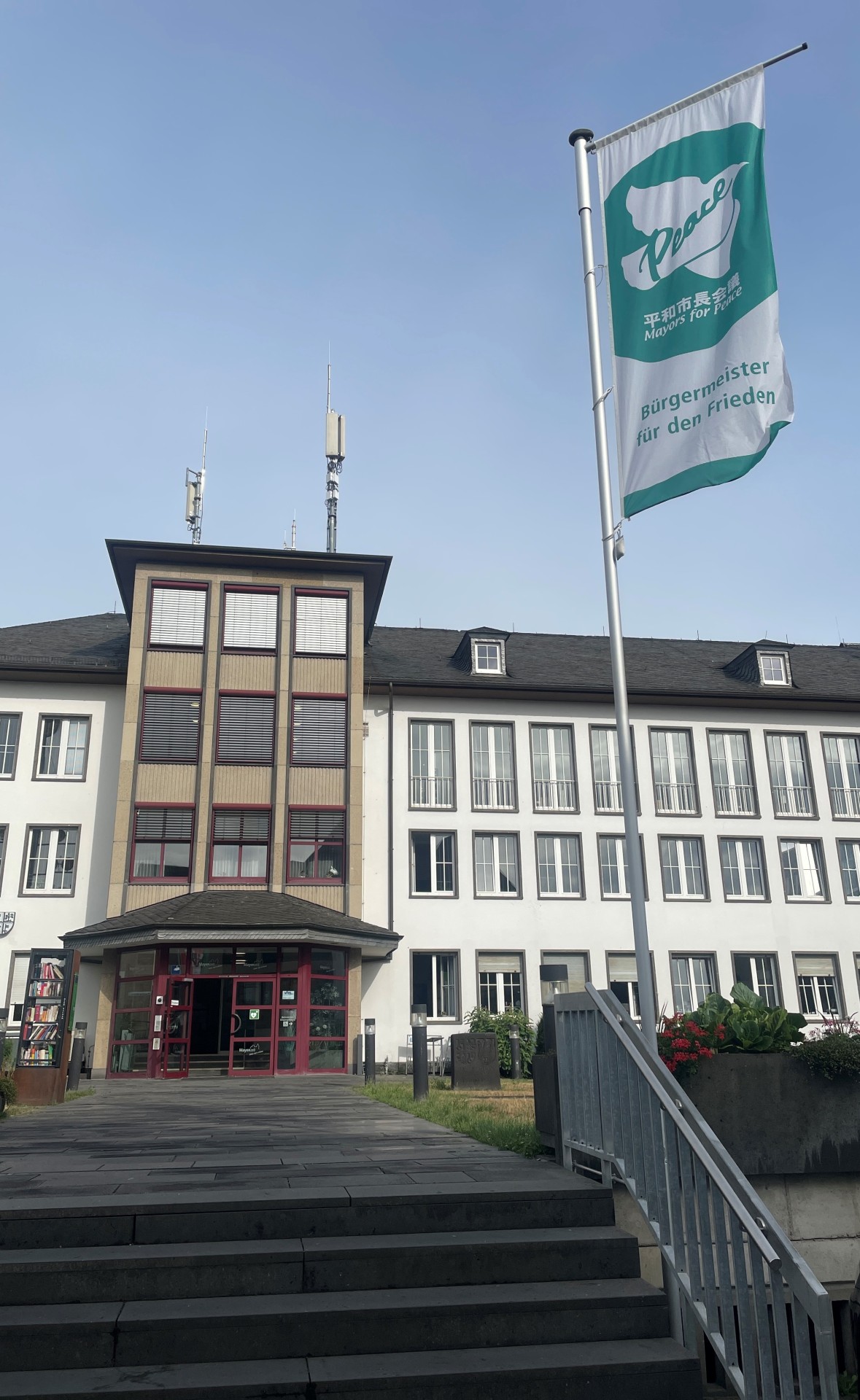 Die Flagge der Mayors for Peace ist vor der Stadtverwaltung gehisst.