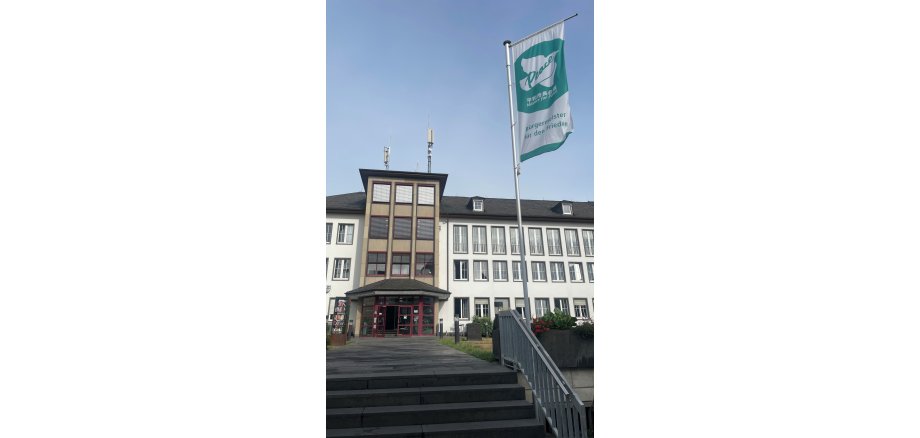 Die Flagge der Mayors for Peace ist vor der Stadtverwaltung gehisst.