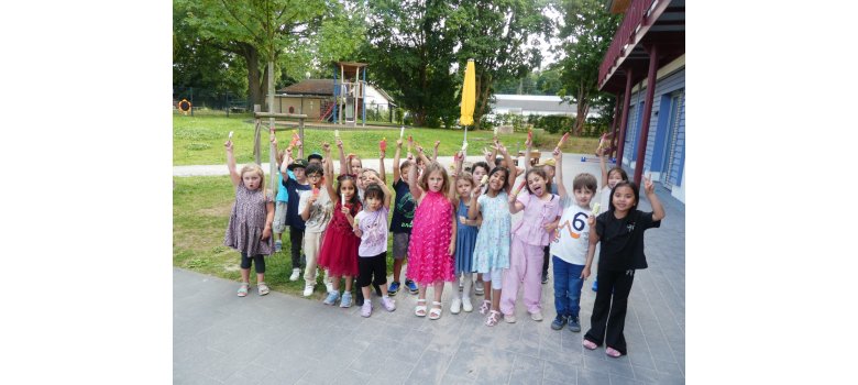 Das Abschiedsfest der Maxi-Kinder war mit einer Übernachtung ein absolutes Highlilght Die Maxi Kinder stehen zusammen, haben ein Eis in der Hand und reißen die Arme in die Luft