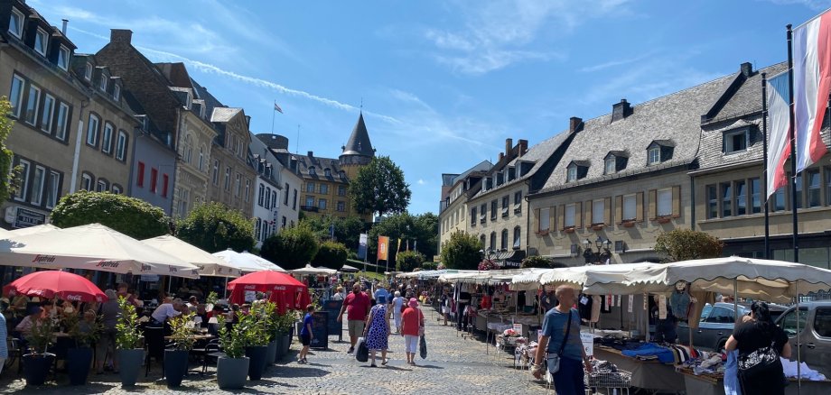 Viele Verkaufsstände stehen auf dem Marktplatz
