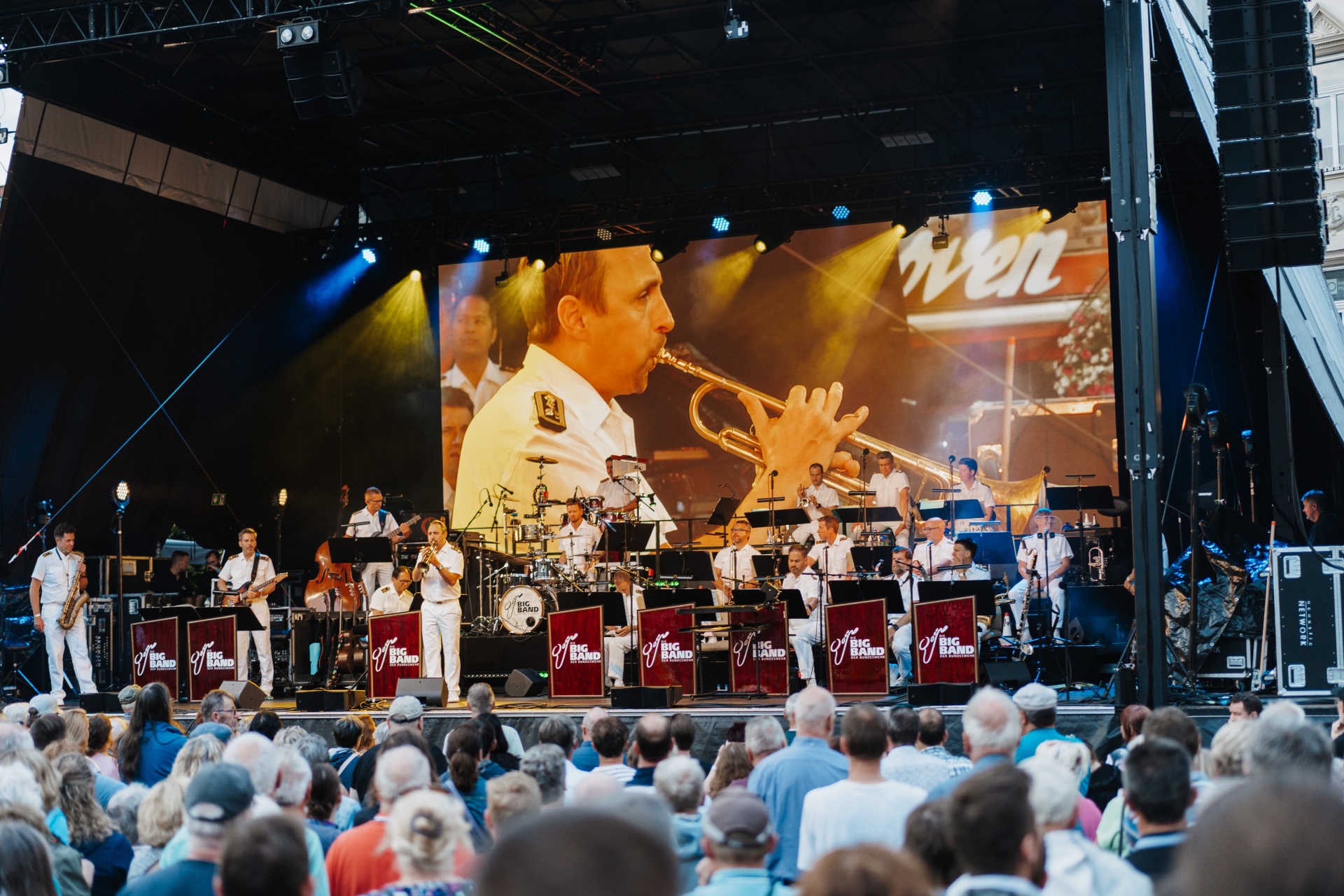 Zahlreiche Besucherinnen und Besucher beim Konzert der Big Band der Bundeswehr
