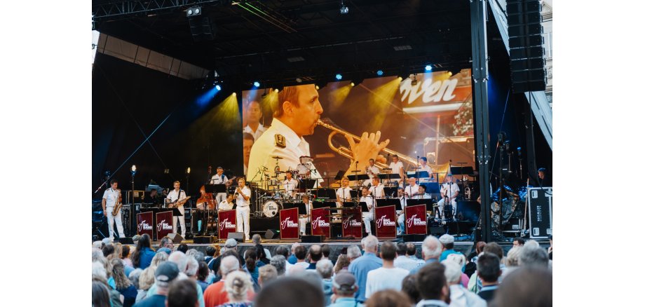 Zahlreiche Besucherinnen und Besucher beim Konzert der Big Band der Bundeswehr