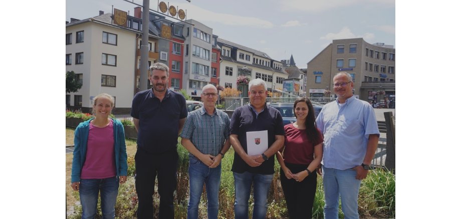 6 Personen stehen vor der Verwaltung für ein Foto zusammen
