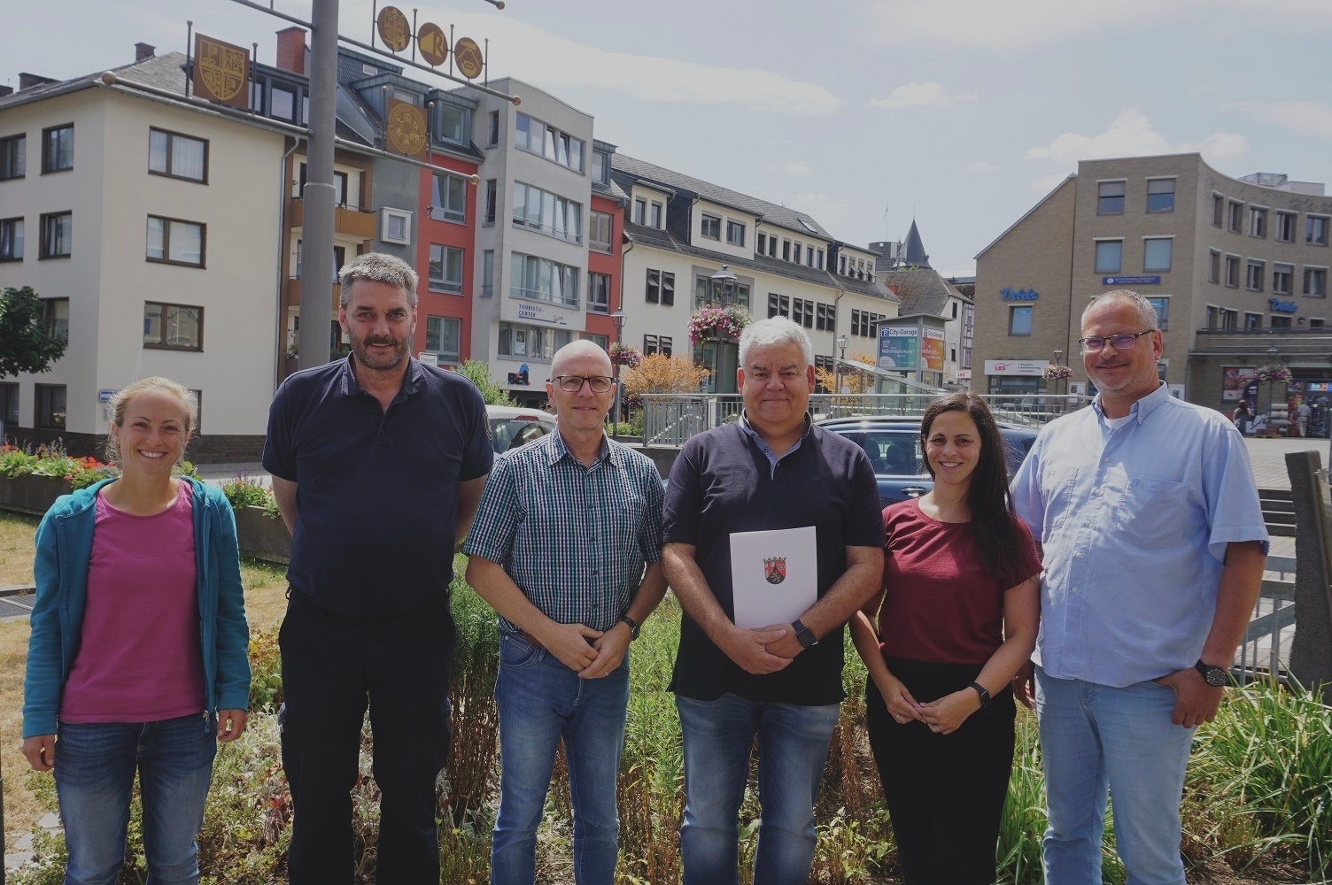 6 Personen stehen vor der Verwaltung für ein Foto zusammen