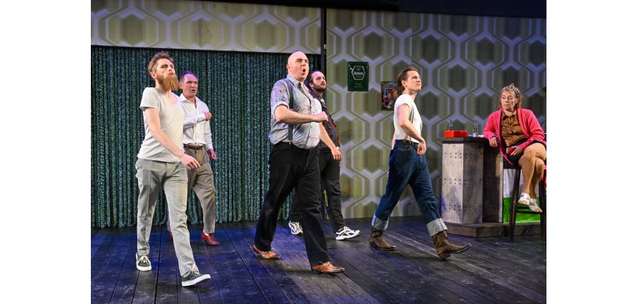 Freuen Sie sich auf die nächste Premiere der diesjährigen Burgfestspiele – Ladies Night Tanzende Männer auf einer Bühne