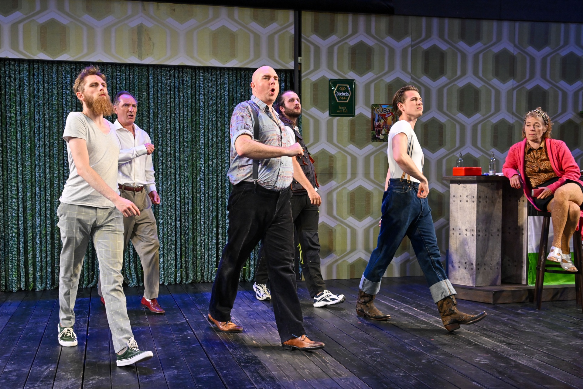 Tanzende Männer auf einer Bühne