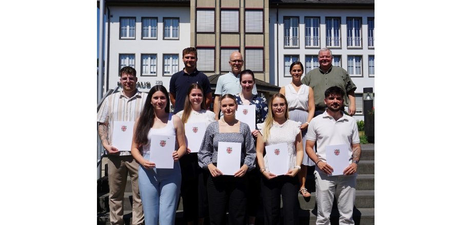 v.l.n.r.: Marc Schweitzer, Teresa Welling, Marius Luxem, Ronja Dörpinghaus, Hanna Mallmann, Oberbürgermeister Dirk Meid, Lena Dillgard, Lilly Flinsch, Büroleiterin Jasmin Alter, Paul Dietz und Personalratsvorsitzender Wolfgang Goeken