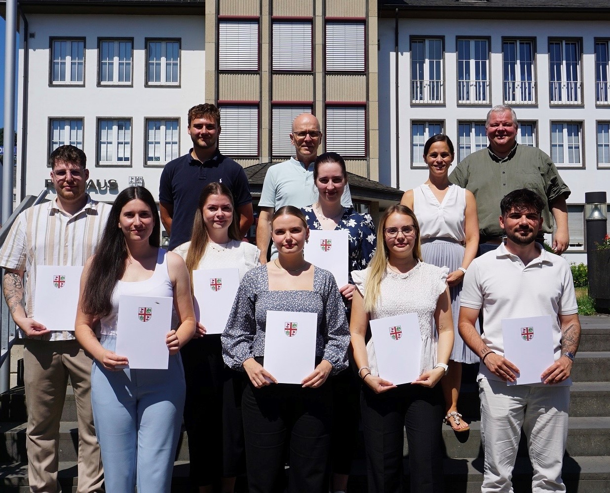 v.l.n.r.: Marc Schweitzer, Teresa Welling, Marius Luxem, Ronja Dörpinghaus, Hanna Mallmann, Oberbürgermeister Dirk Meid, Lena Dillgard, Lilly Flinsch, Büroleiterin Jasmin Alter, Paul Dietz und Personalratsvorsitzender Wolfgang Goeken