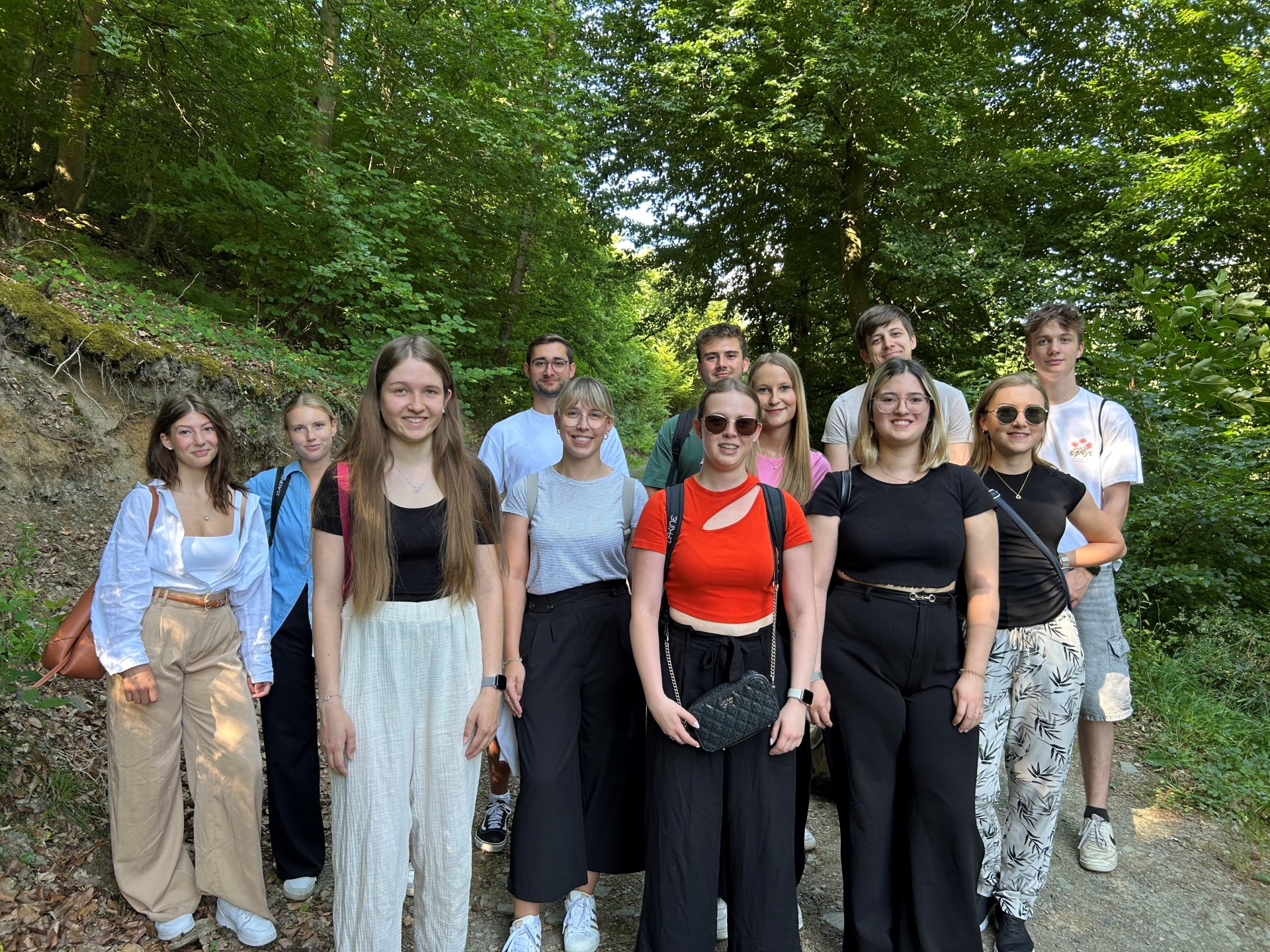 Ein reger Austausch unter den Auszubildenden herrscht die gesamte Ausbildungszeit über - der jährliche Kennenlerntag bildet dafür nur den Auftakt. Eine Gruppe Azubis steht für ein Foto zusammen
