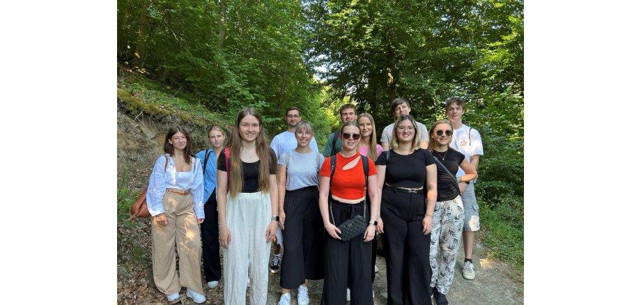 Eine Gruppe Azubis steht für ein Foto zusammen