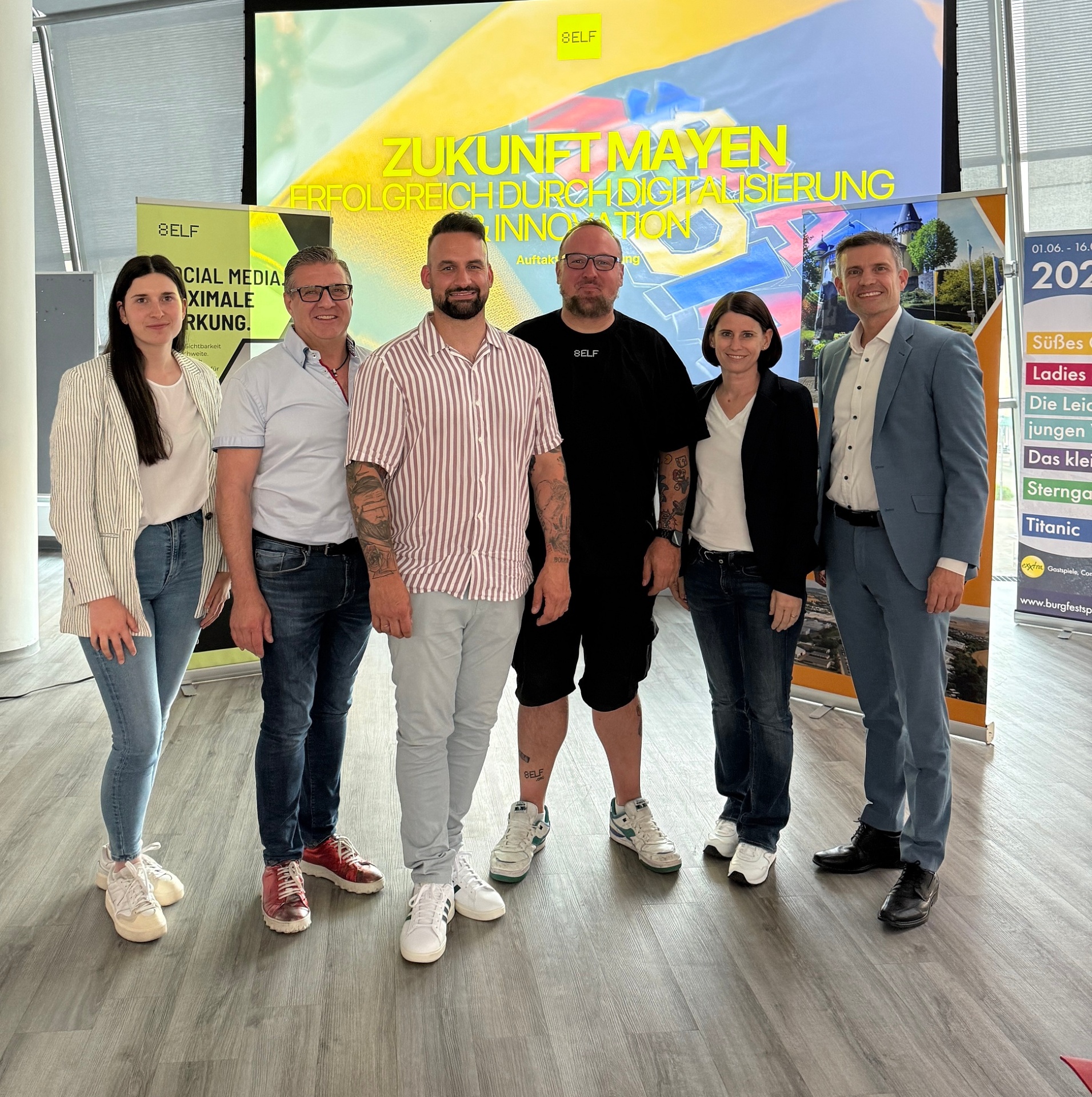 6 Personen stehen für ein Foto zusammen