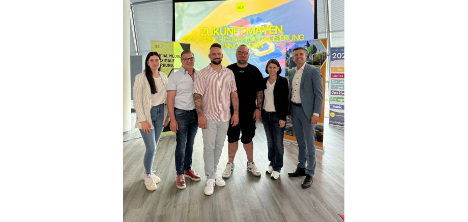 6 Personen stehen für ein Foto zusammen