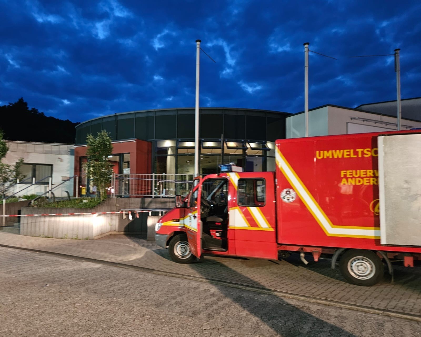 Chlorgasaustritt Schwimmbad Mayen Feuerwagen vor Schwimmbad Nettebad Mayen