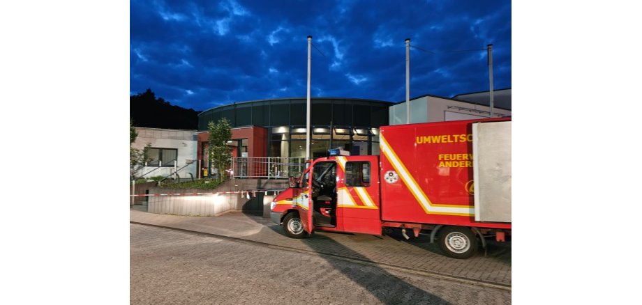 Feuerwagen vor Schwimmbad Nettebad Mayen
