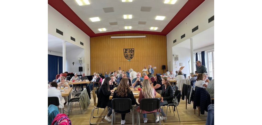 Ein voll besetzter Sitzungssaal