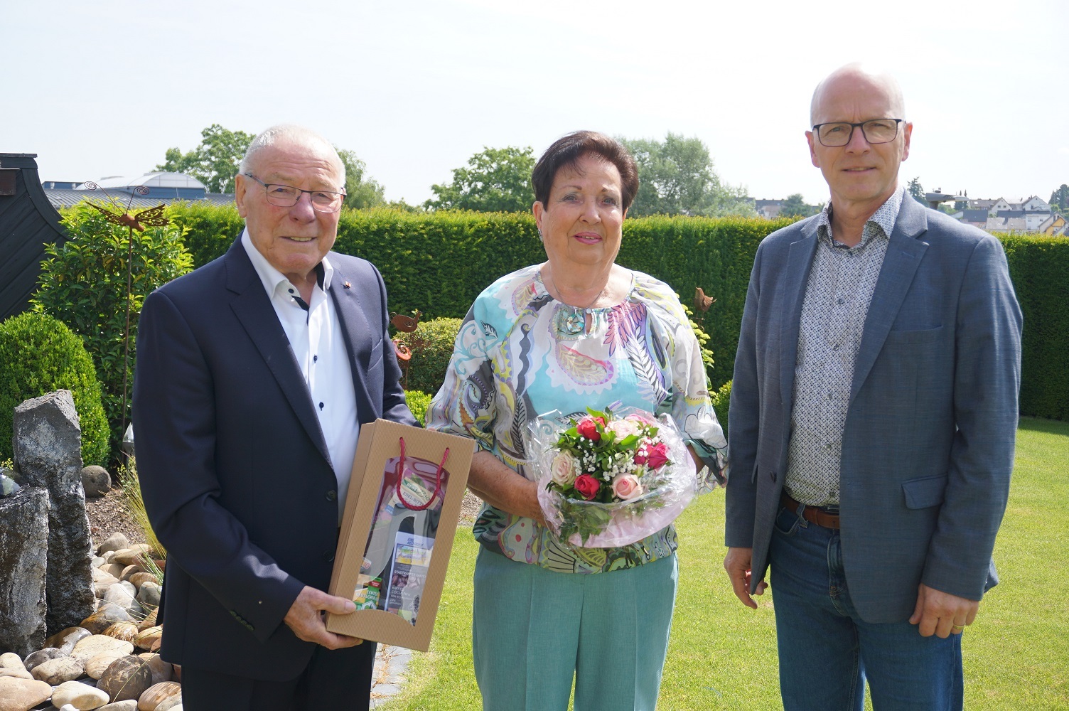 3 Personen stehen für ein Foto zusammen