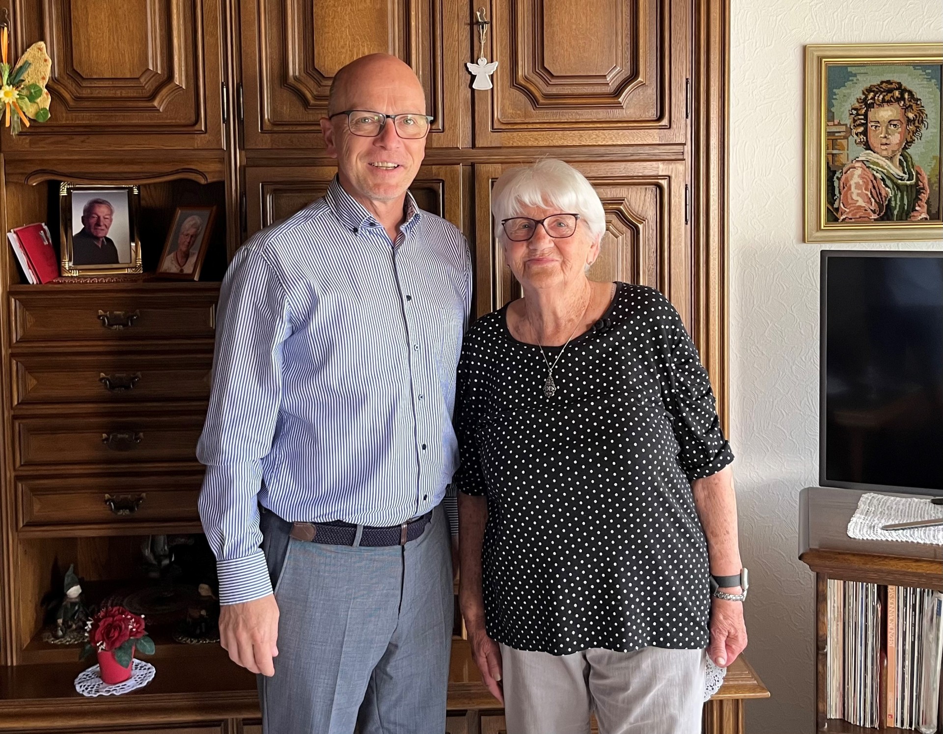 Oberbürgermeister Meid und Ruth Leersch stehen gemeinsam vor einem Schrank