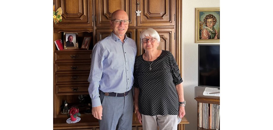 Oberbürgermeister Meid und Ruth Leersch stehen gemeinsam vor einem Schrank
