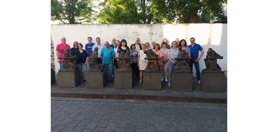 Eine Gruppe von Personen steht für ein Foto bereit