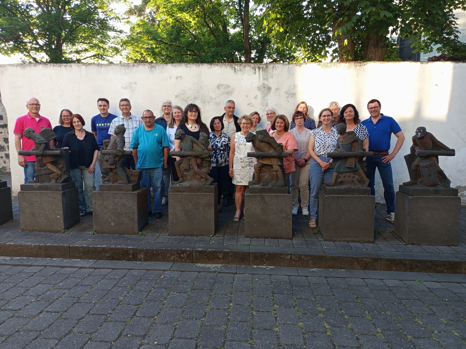 Eine Gruppe von Personen steht für ein Foto bereit