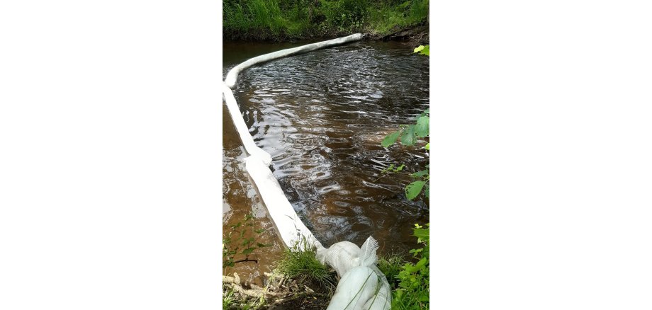 Ein Schlauch der im Wasser liegt