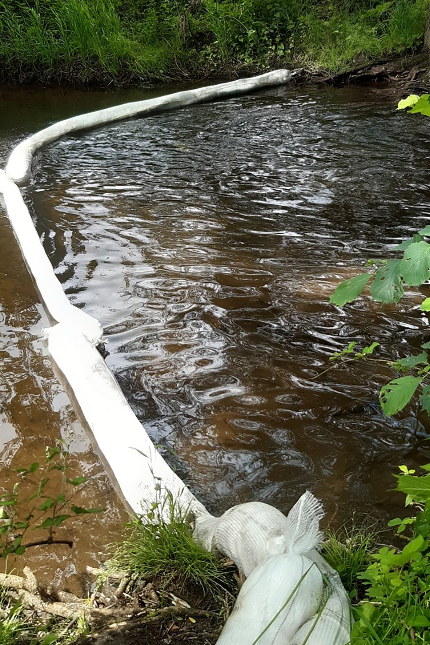 Ein Schlauch der im Wasser liegt