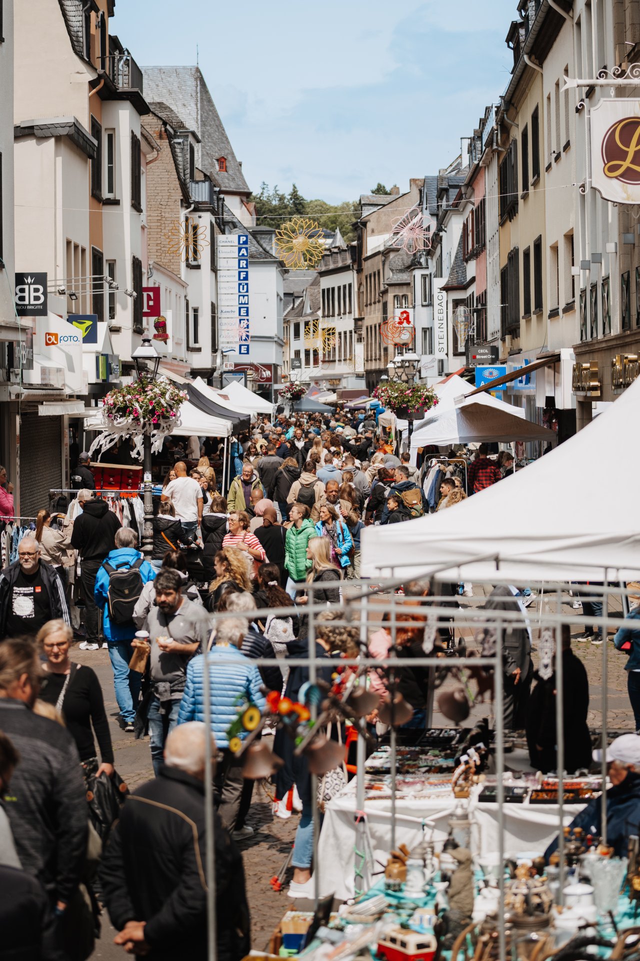 Blick in die Menge beim Pflingstmarkt