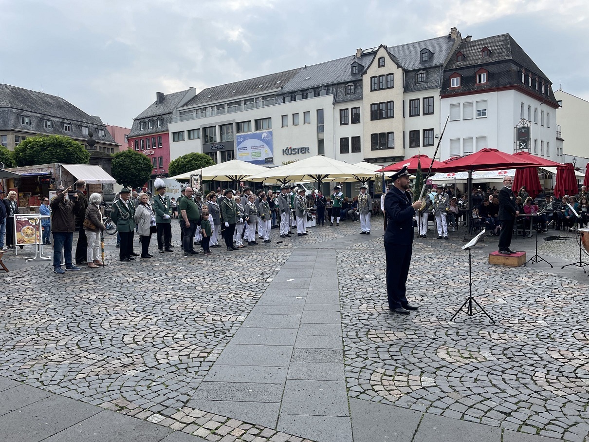 Musikzug der Schützen auf dem Marktplatz