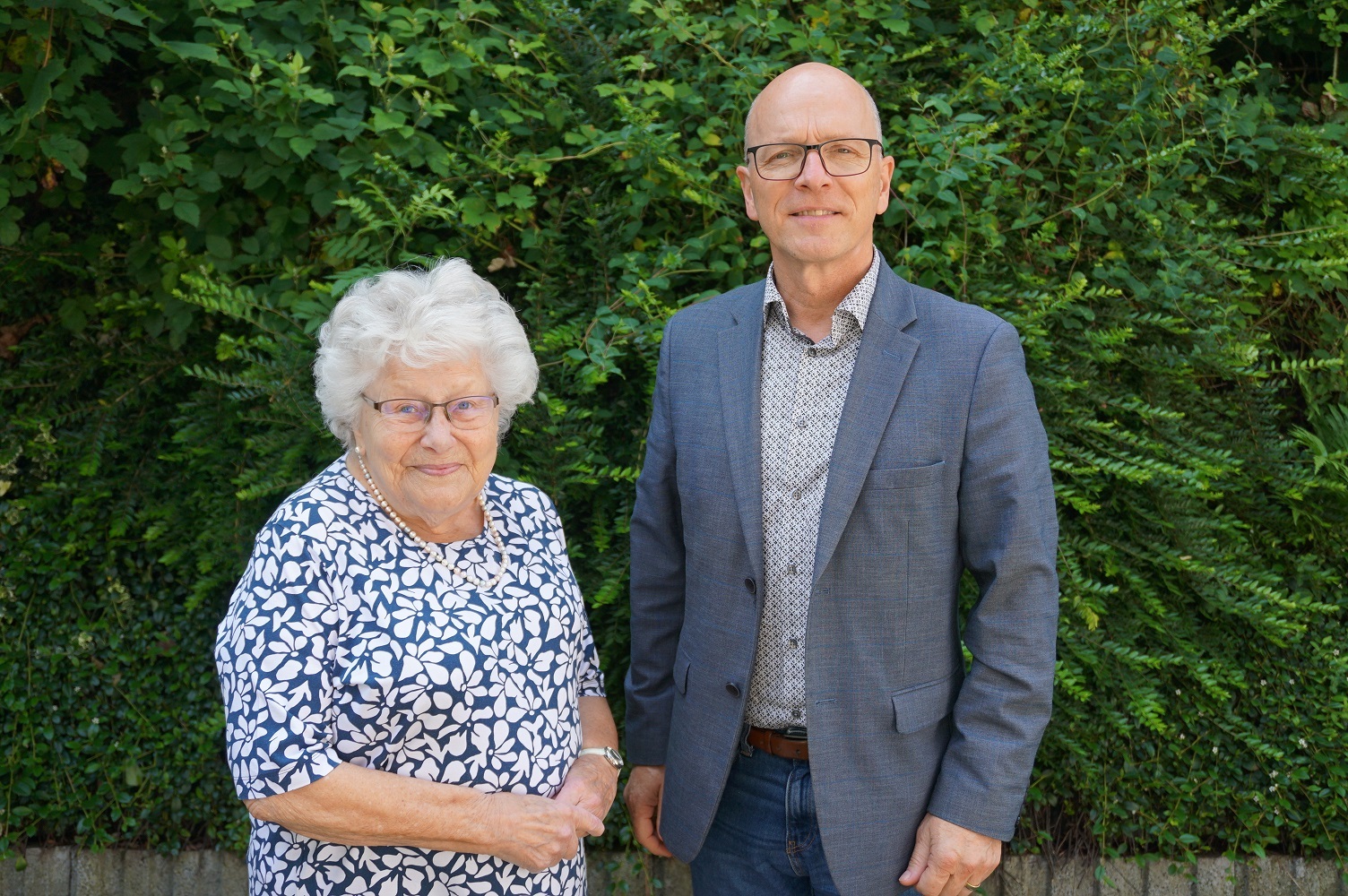 Eine Frau und ein Mann stehen für ein Foto zusammen