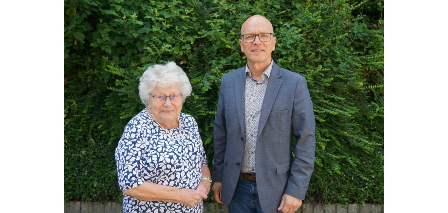 Eine Frau und ein Mann stehen für ein Foto zusammen