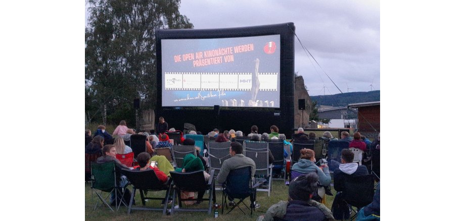 Ein voll besetztes Open Air Kino