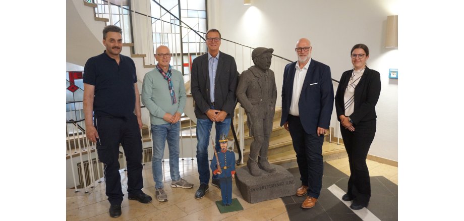 5 Personen stehen für ein Foto zusammen