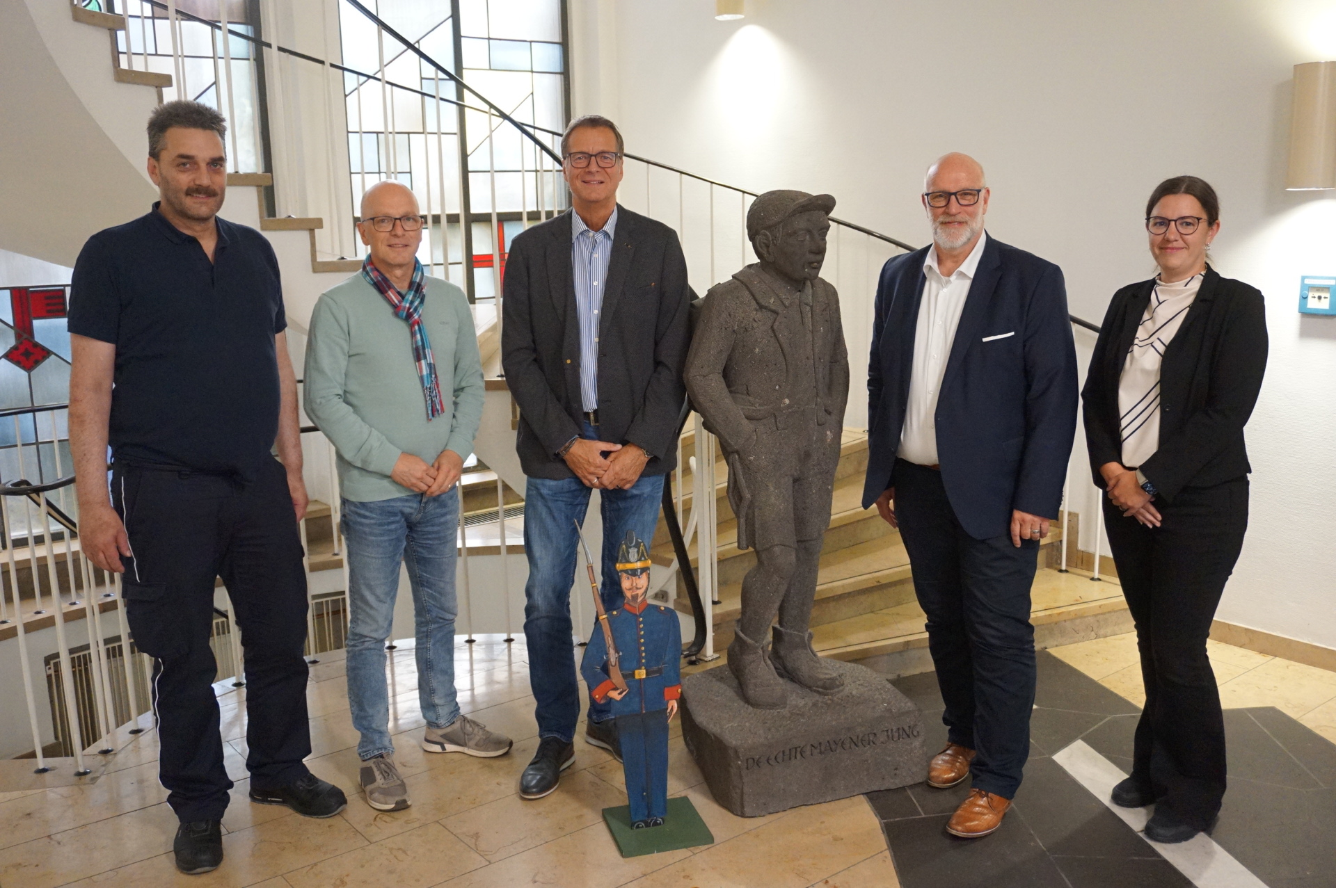 5 Personen stehen für ein Foto zusammen