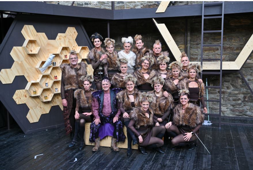 Ensemble der Burgfestspiele stehen gemeinsam auf der Bühne