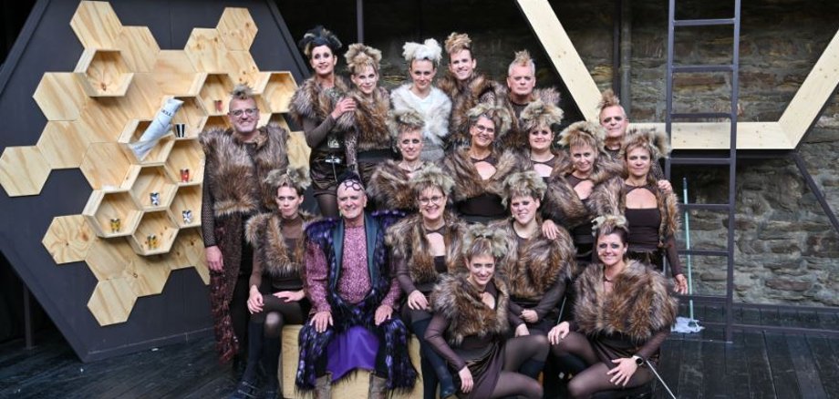 Ensemble der Burgfestspiele stehen gemeinsam auf der Bühne