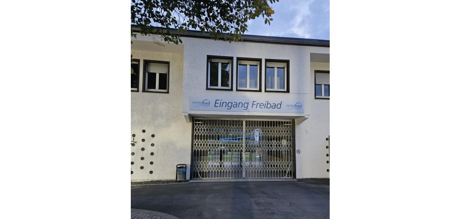 Nettebad Eingang in weiß  mit Gitter in grau verschlossen