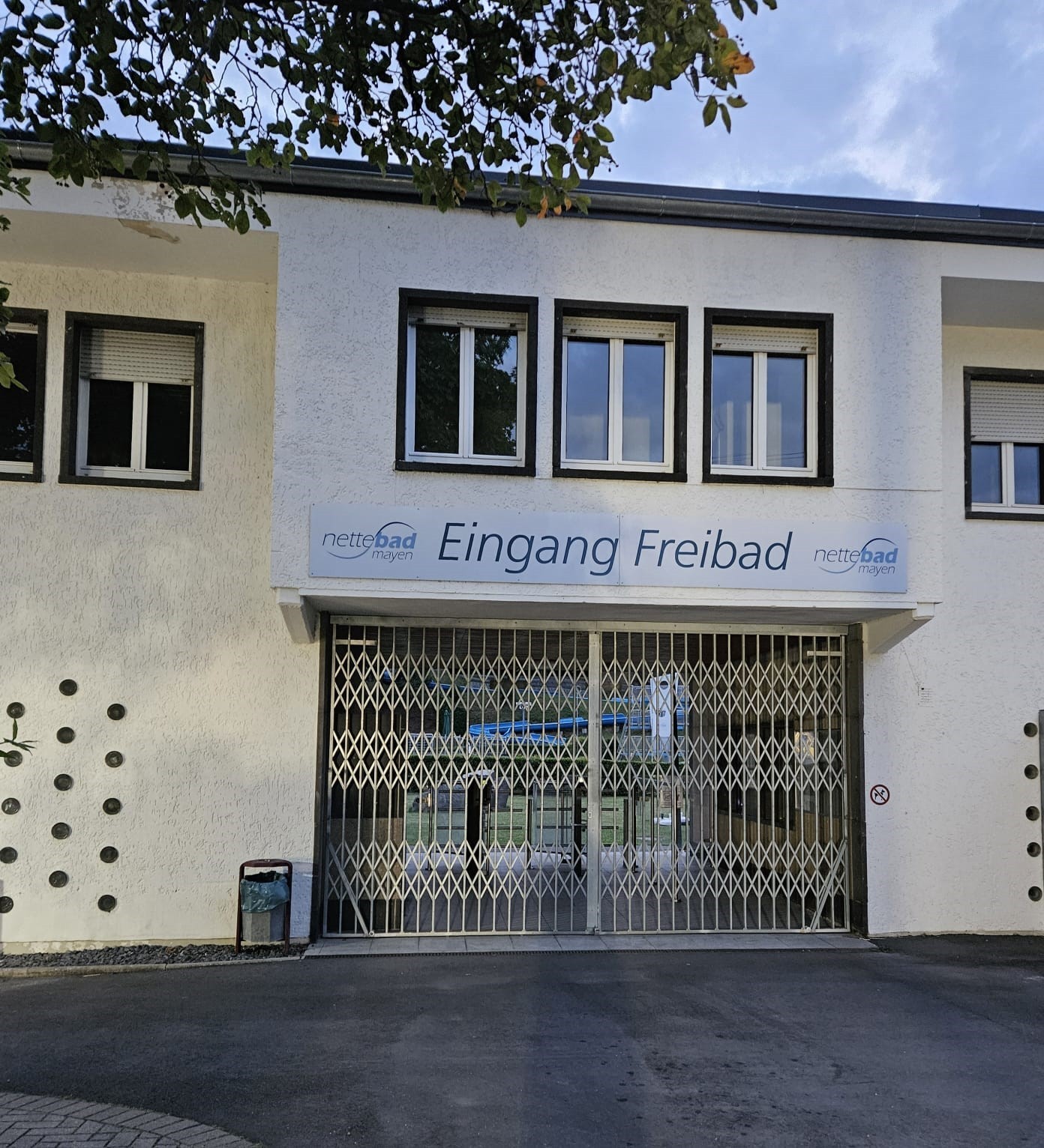 Nettebad Eingang in weiß  mit Gitter in grau verschlossen