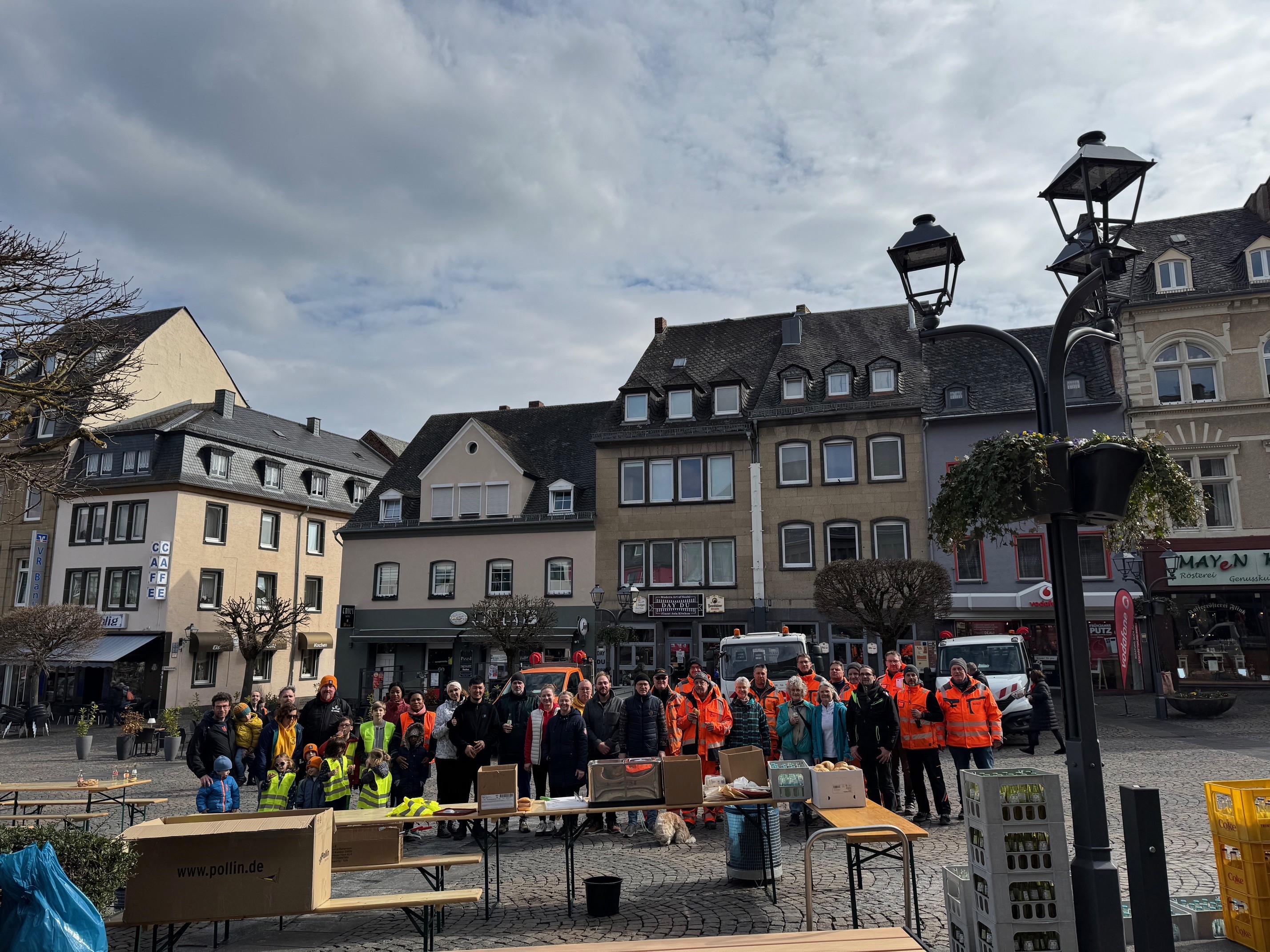 Viele Menschen stehen auf dem Marktplatz