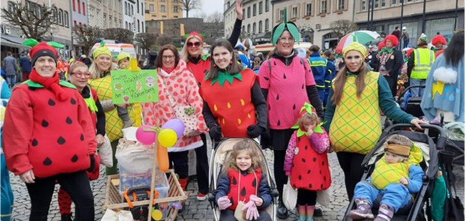 Die „frechen Früchtchen“ der KiTa Kürrenberg hatten viel Spaß im Karneval Viele als Früchte verkleidete Erwachsene und Kinder auf dem Marktplatz in Mayen