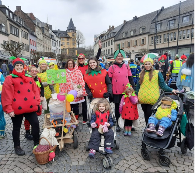 Viele als Früchte verkleidete Erwachsene und Kinder auf dem Marktplatz in Mayen