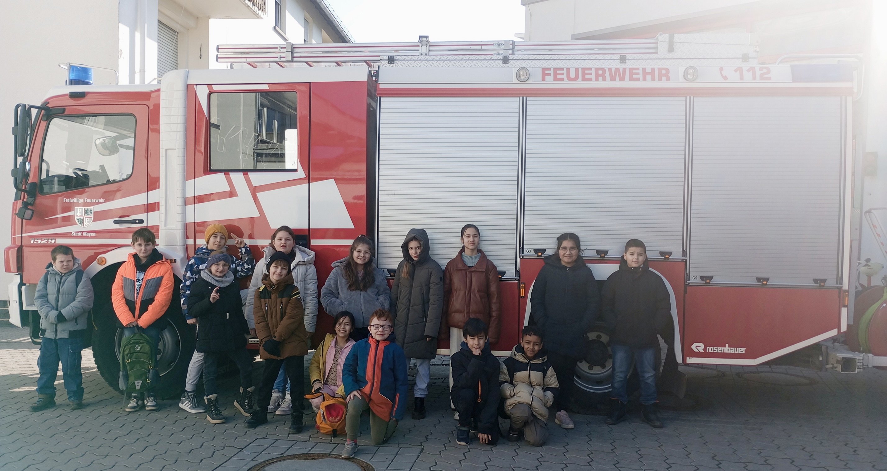 Grundschüler vor Feuerwehrauto 