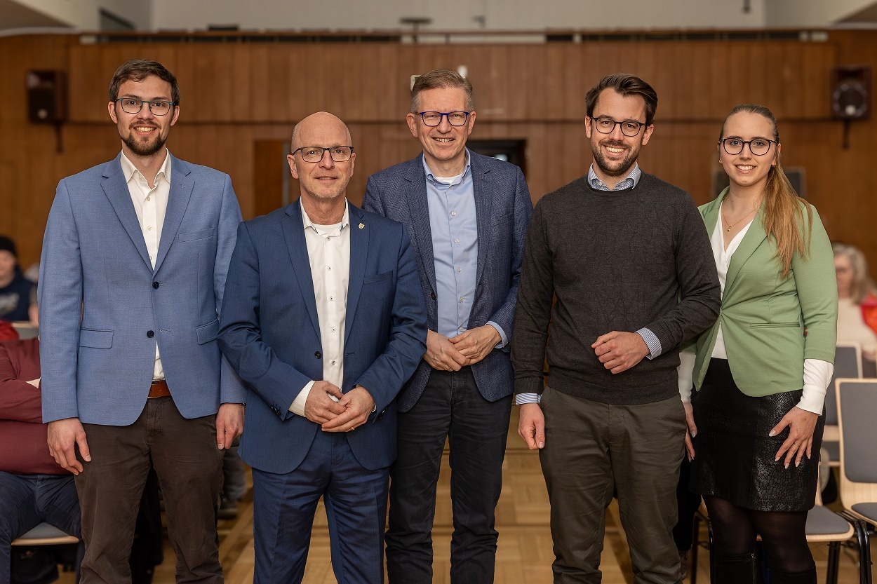 5 Personen stehen für ein Gruppenfoto zusammen