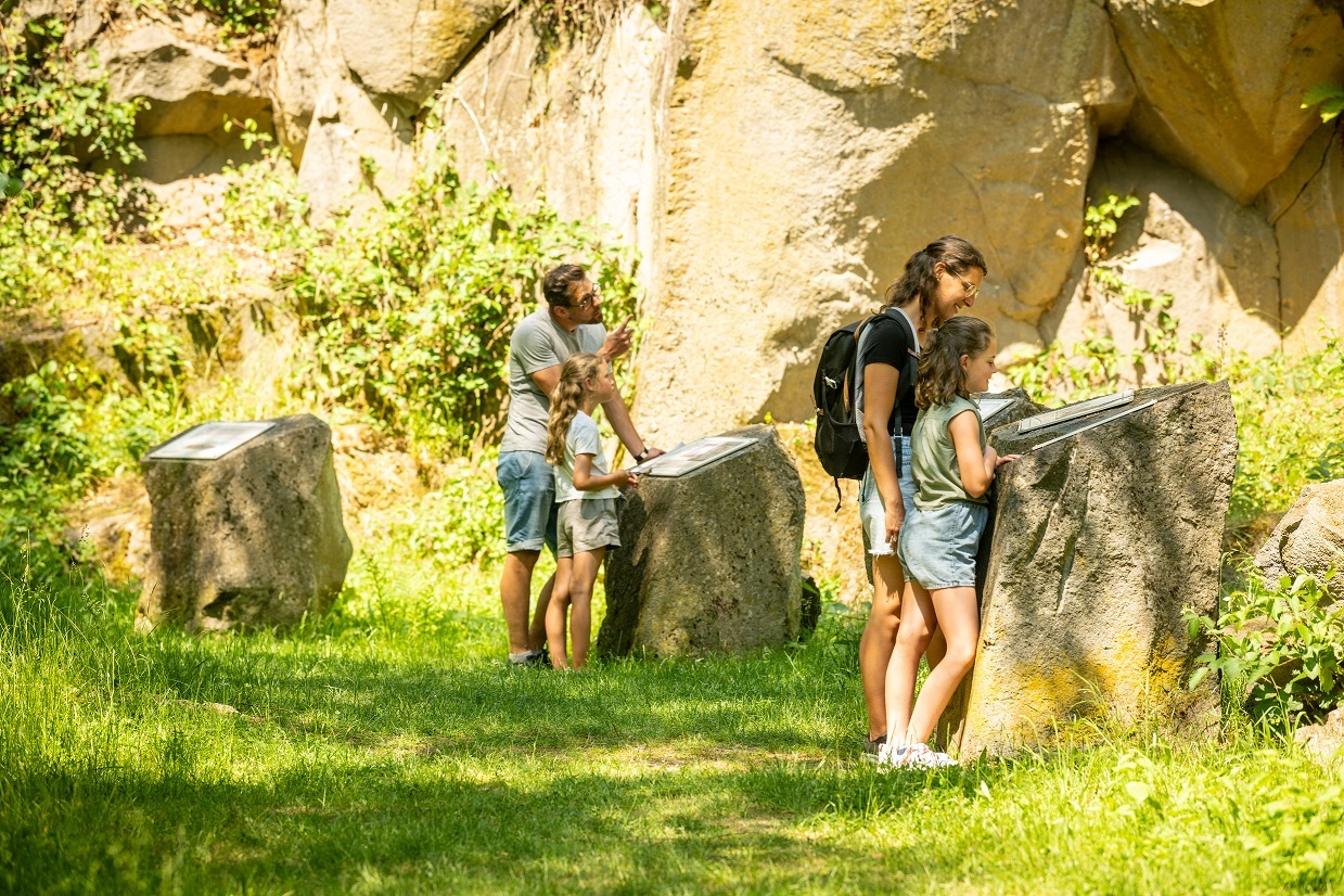 Eine Familie erkundet Skulpturen in den Erlebniswelten
