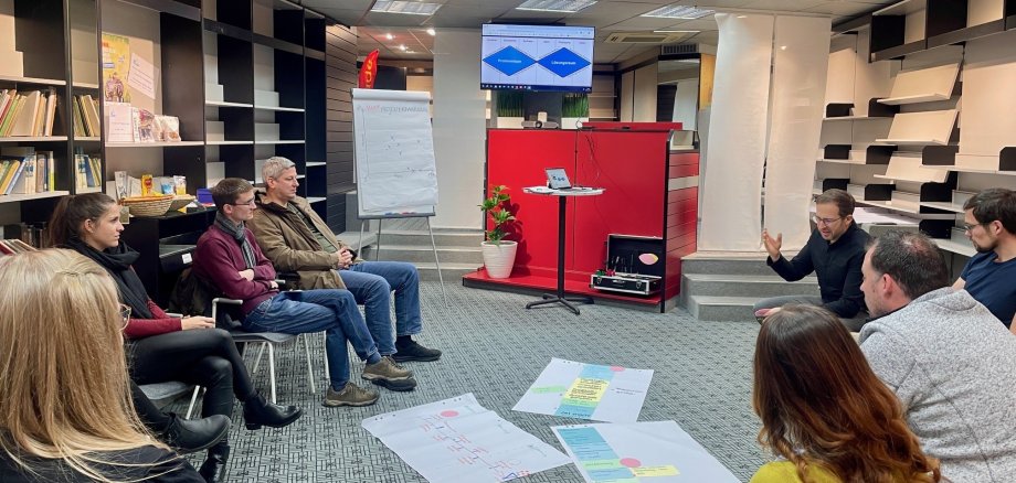 Einige Personen in einer Sitzrunde bei einem Workshop